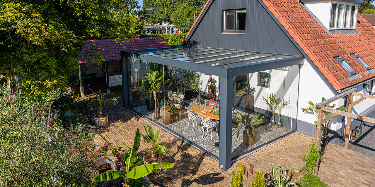 Veranda met glazen schuifwanden